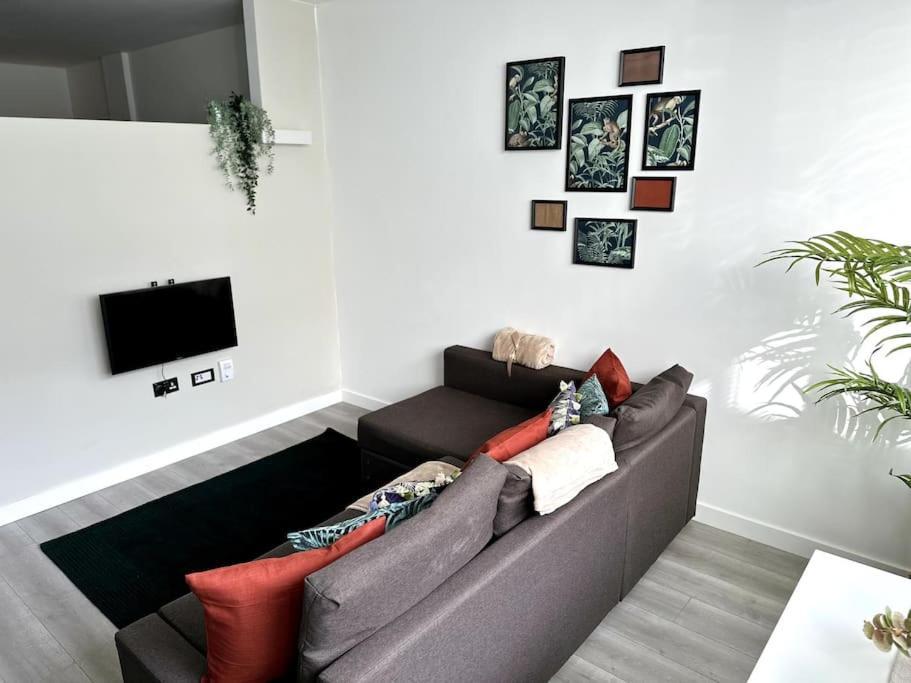 Studio Apartment In Милтон-Кейнс Экстерьер фото